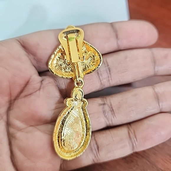 Ivana Trump Pearl earrings.  Clip ons - Picture 5 of 5